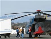 ローソンは記録的大雪で物流がストップした山梨県にヘリコプターで即席麺を配送した＝１８日、山梨県甲斐市（日本航空学園提供）