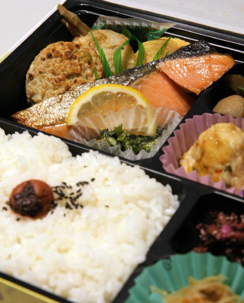 揺れる外食業界…人気の「シャケ弁」も、消費者庁の指針案では「ニジマス弁当」に？