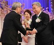 第２９回正論大賞を受賞したＪＲ東海会長の葛西敬之氏（右）＝１７日、東京都港区