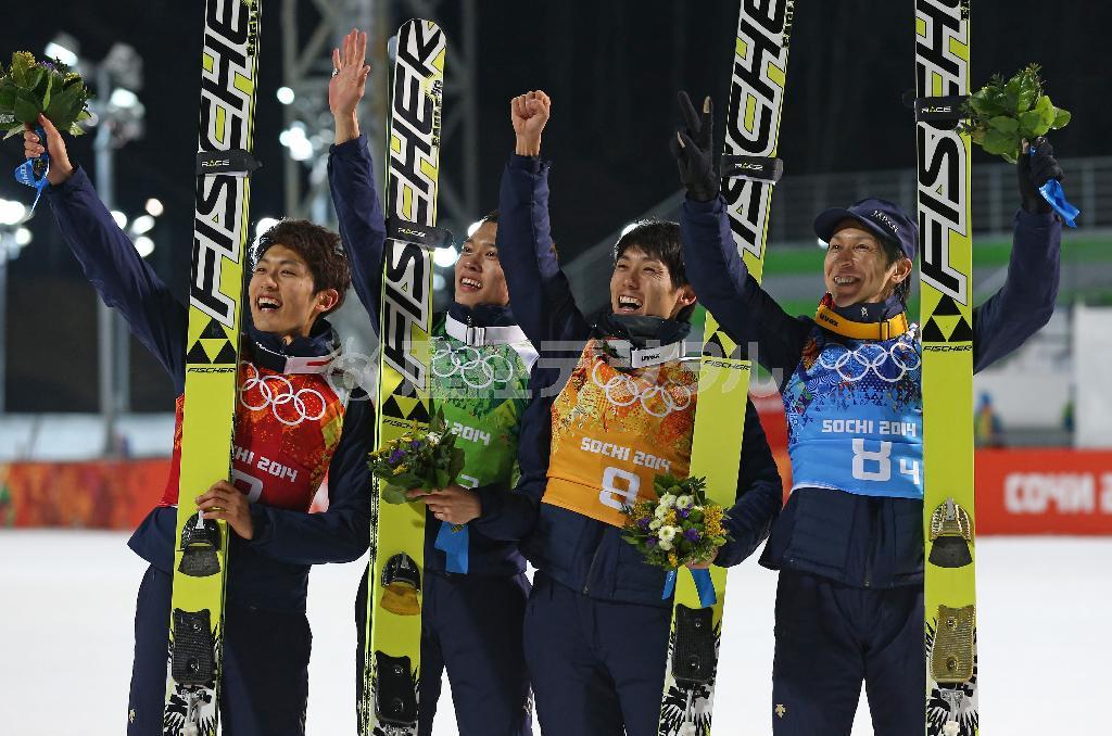 ジャンプ男子団体で銅メダルに輝き、表彰台から歓声に応える（左から）清水礼留飛（れるひ）、竹内択（たく）、伊東大貴、葛西紀明＝２０１４年２月１７日、ロシア・ソチ（大里直也撮影）