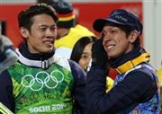 ジャンプ男子団体で銅メダルを決め、涙をぬぐう葛西紀明（右）。左は難病を抱えて出場した竹内択（たく）＝２０１４年２月１７日、ロシア・ソチ（古厩正樹撮影）