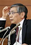 金融政策決定会合を終え、記者会見する日銀の黒田総裁＝１８日午後、日銀本店