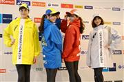 アシックスと東レが共同開発した「東京マラソン２０１４」のスタッフウエア＝２０日、東京都江東区