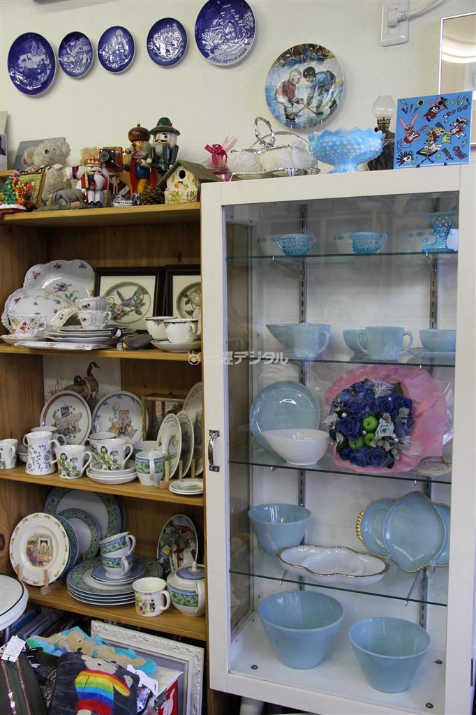 ファイヤーキングのターコイズブルーのシリーズ（右の白い棚）。生産量が少なかったためか、人気が高い。左の棚は、根強い人気のあるウエッジウッドなどヨーロッパのブランドの食器