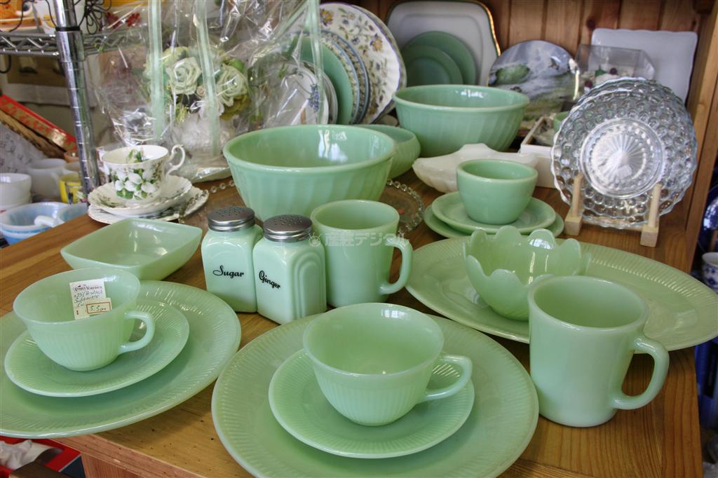 ファイヤーキングの定番、ジェードカラーのシリーズ。１９４０年代の北米はオリエンタルブームで中国の高価な翡翠色が注目されていた。右端のマグが定番中の定番、Ｄハンドルマグ