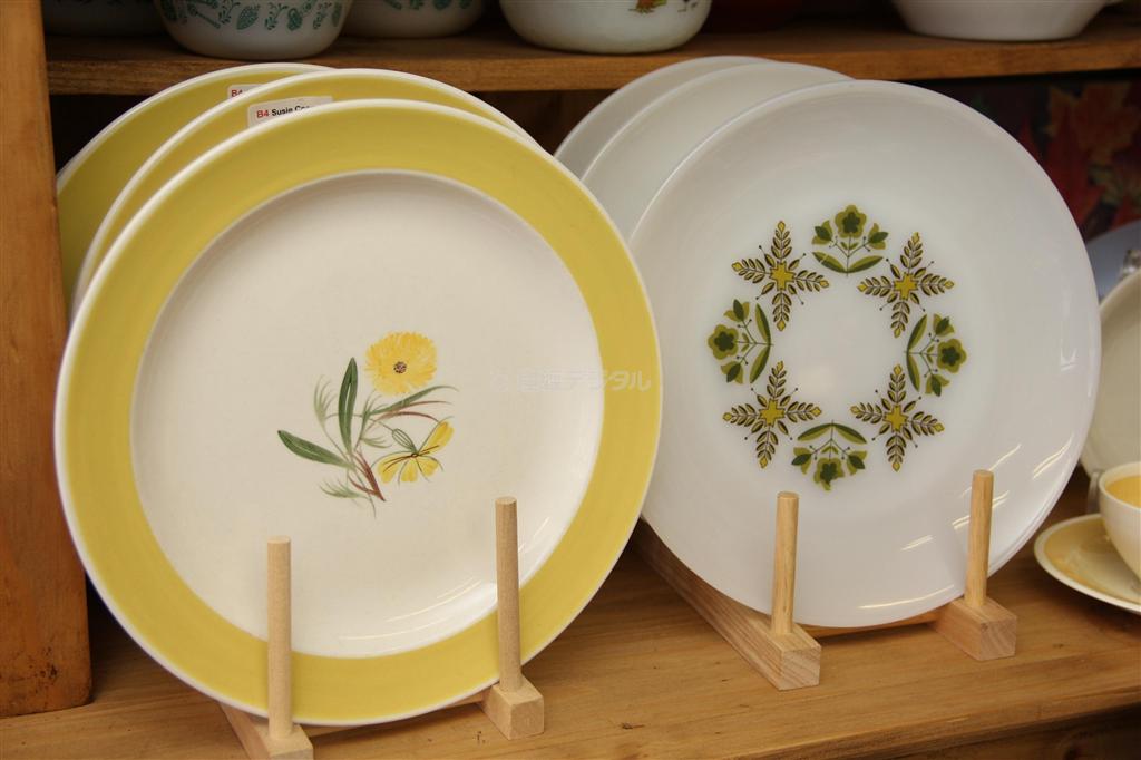 イギリスの人気陶器ブランド、スージー・クーパーの皿（左列）もそろえる。右列はファイヤーキングのディナー皿