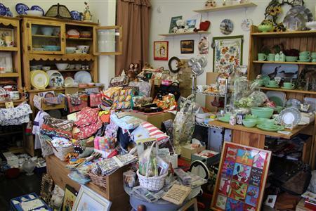 店内にはファイヤーキングの食器だけでなく、店主の神津伸子さんがカンダ・トロントで仕入れたランチョンマットや布のナプキン、手帳やペンケースなどの雑貨が並び、まるでおもちゃ箱をひっくり返したよう