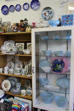 ファイヤーキングのターコイズブルーのシリーズ（右の白い棚）。生産量が少なかったためか、人気が高い。左の棚は、根強い人気のあるウエッジウッドなどヨーロッパのブランドの食器