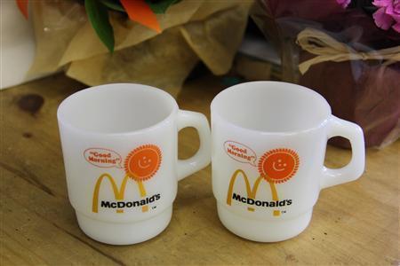 企業広告が入ったアドバタイジングマグ（アドマグ）。食品メーカーや自動車メーカー、ファストフード店など数百アイテムにも上る。写真はマクドナルドのアドマグ