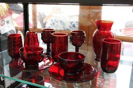 アンカーホッキング社はファイヤーキングで有名だが、もとは透明ガラス製品を作っていた。上品な赤が特徴のロイヤルルビーの食器