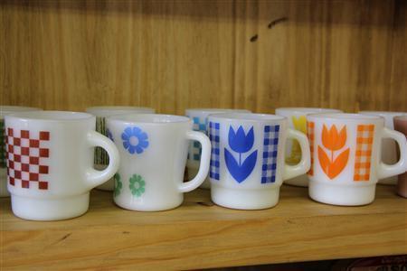 ファイヤーキングのマグは、花柄やチェック柄など見ているだけでワクワクする。他にはダイヤ柄やドット柄、フルーツ柄なども