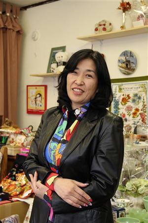 カナダで４年間生活した店主の神津伸子さんは大のカナダ好き。カナダとの縁をいつまでも保ちたいと店を始めたという＝２０１４年２月１０日、東京都杉並区（田中幸美撮影）