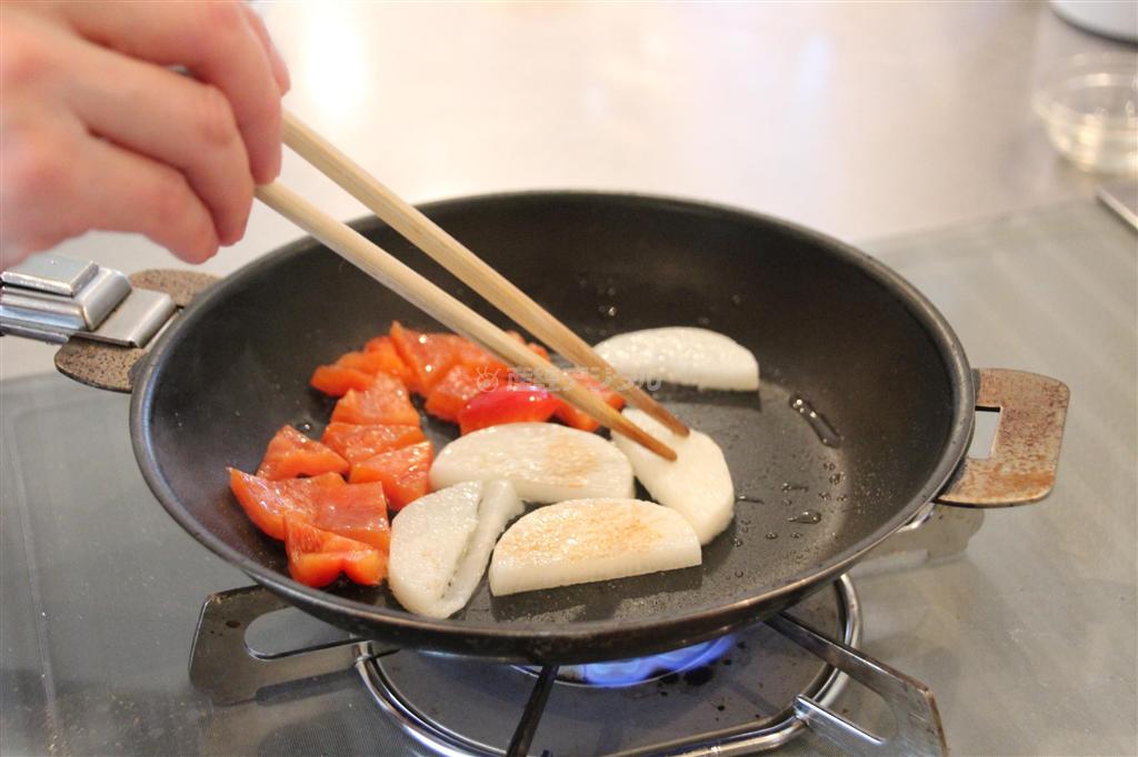 長芋の山椒炒め（作り方１）＿＿サラダ油小さじ１で長いも、パプリカを炒めて塩をふってとりだし、粉山椒をふる（今泉有美子撮影）