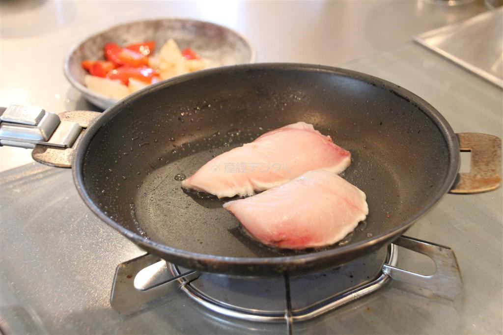 長芋の山椒炒め（作り方２）＿＿同じフライパンに残りのサラダ油を入れてサワラの両面を焼いて、合わせ調味料を絡める。