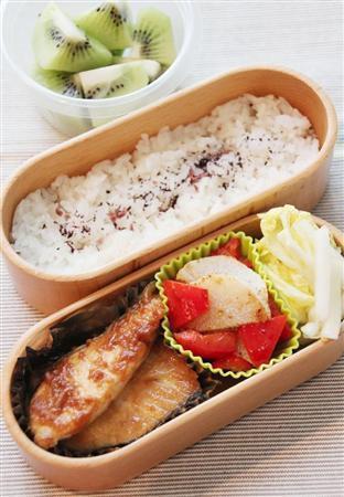 サワラのごまだれ弁当。※６２２ｋｃａｌ、塩分２．５グラム（１人分）