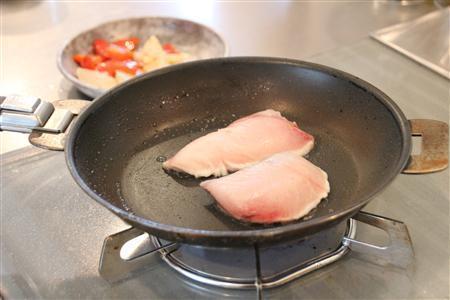 長芋の山椒炒め（作り方２）＿＿同じフライパンに残りのサラダ油を入れてサワラの両面を焼いて、合わせ調味料を絡める。