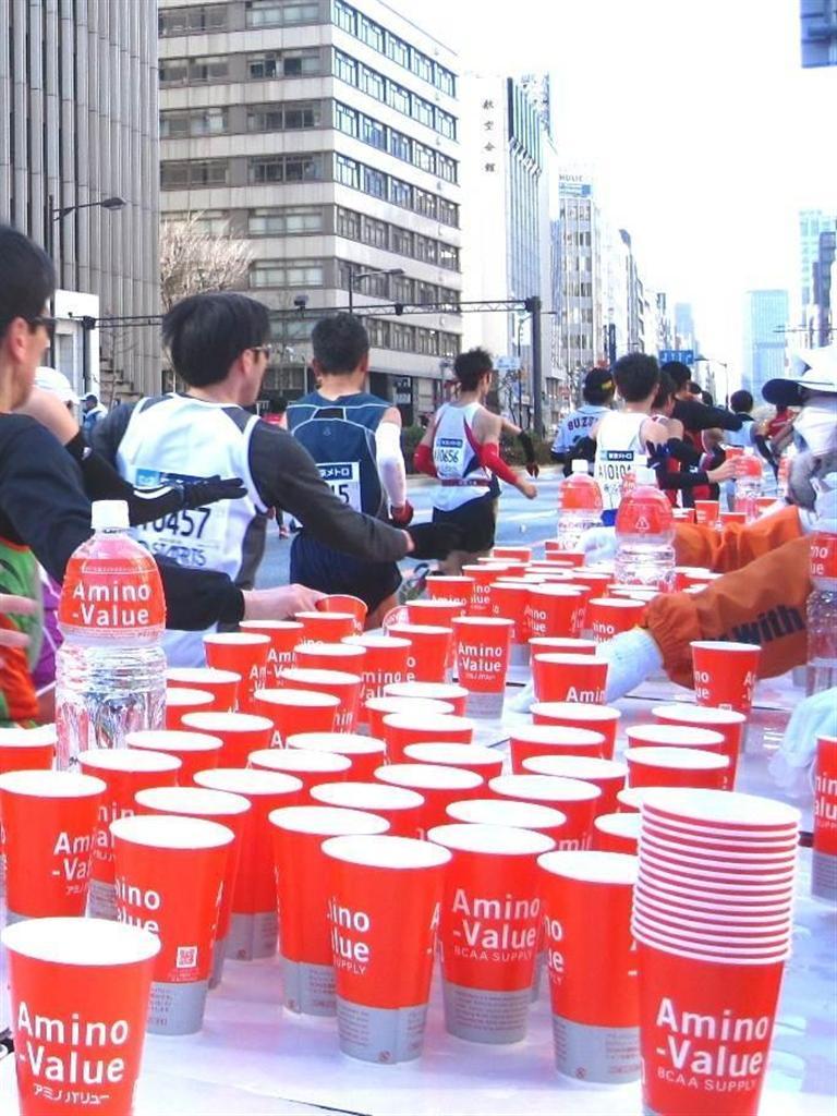 東京マラソンの給水所でもアミノバリューは人気だ