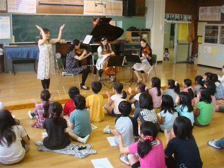 「放課後ＮＰＯアフタースクール」が提供しているプログラム＝２０１１年５月１１日（日本財団撮影）