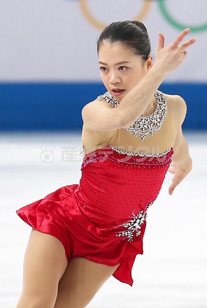 フィギュアスケート女子ショートプログラム（ＳＰ）で演技する鈴木明子＝２０１４年２月１９日、ロシア・ソチのアイスベルク・スケーティング・パレス（大里直也撮影）