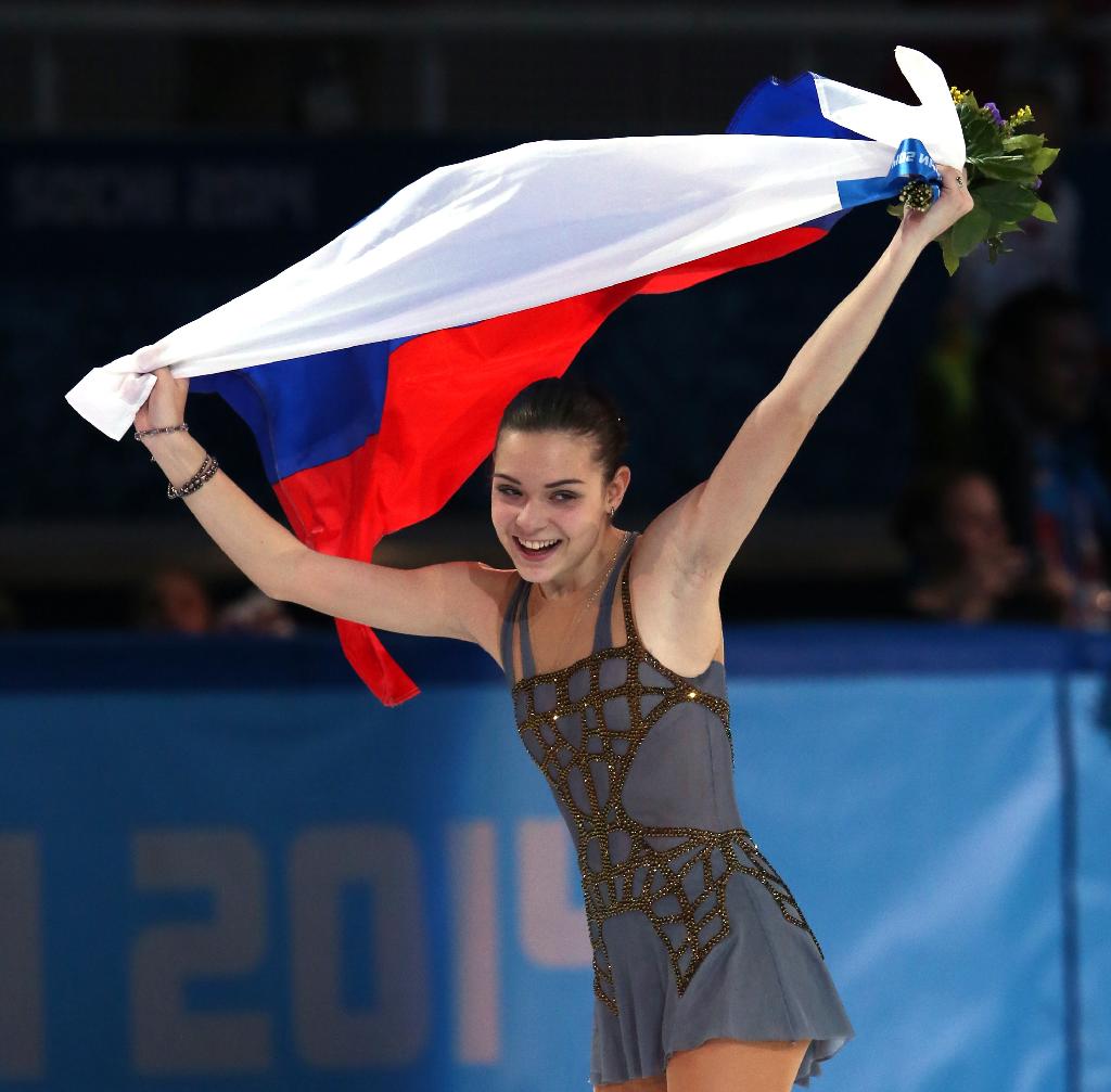 ロシア国旗を手に声援に応える優勝したソトニコワ＝２０日、ロシア・ソチで（代表撮影）