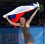 ロシア国旗を手に声援に応える優勝したソトニコワ＝２０日、ロシア・ソチで（代表撮影）