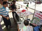 ミャンマー語のほか英語の新聞や雑誌も並ぶニューススタンド＝ヤンゴン