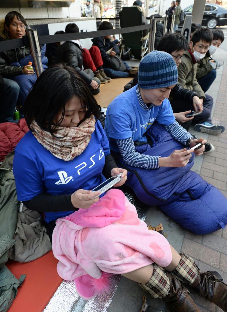 「ＰＳ４」の先行販売手続きを待つ人たち＝２１日午前、東京・銀座