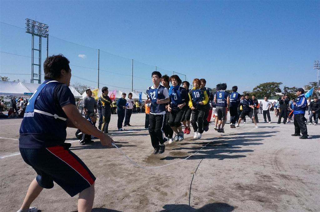 全社運動会・決勝大会での綱引き（デンソー提供）