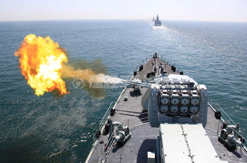 ２０１２年の中国とロシアの合同演習で、実弾を発射する中国のミサイル駆逐艦＝中国山東省（共同）