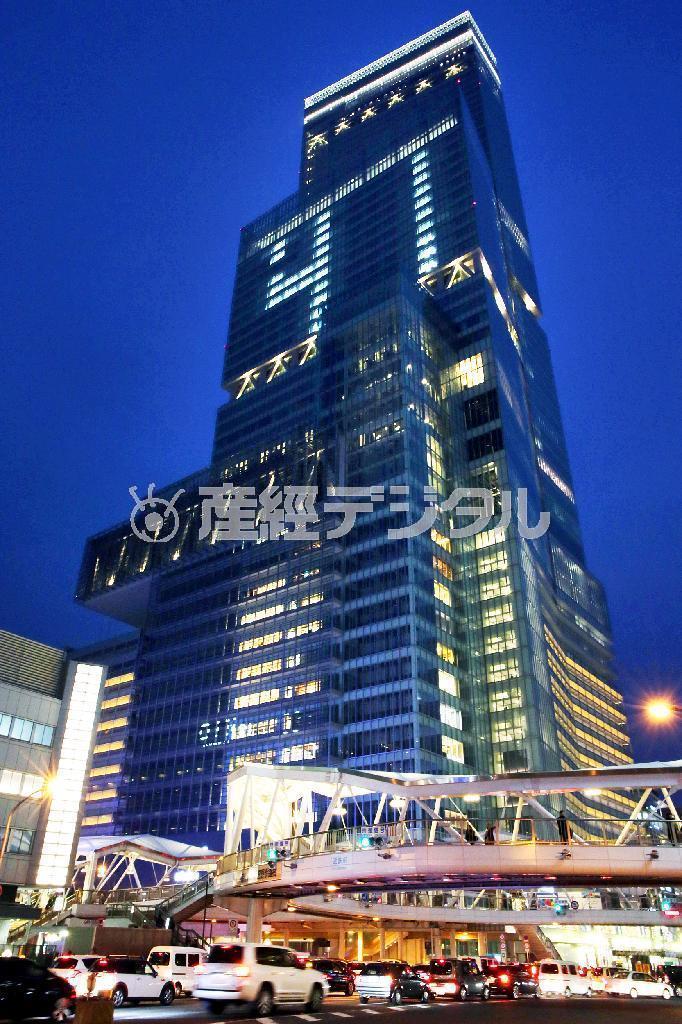 ３月７日に全面開業する「あべのハルカス」（大阪市阿倍野区）。話題性の高い日本一の超高層ビルの本格始動に、他の商業施設も対抗策に躍起だ