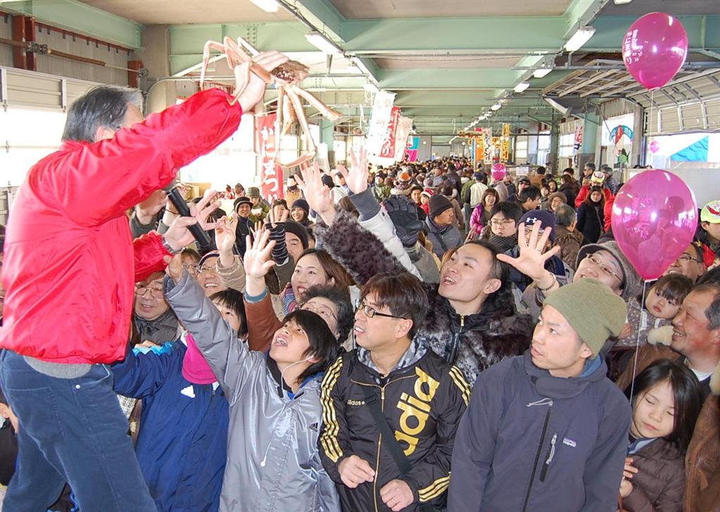 来場者が参加して行われたカニの競り市＝兵庫県豊岡市小島