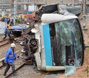 脱線・横転したＪＲ京浜東北線回送電車。フロントガラスには救助用とみられる穴が開けられていた＝２０１４年２月２３日、神奈川県川崎市幸区のＪＲ川崎駅付近（三尾郁恵撮影）