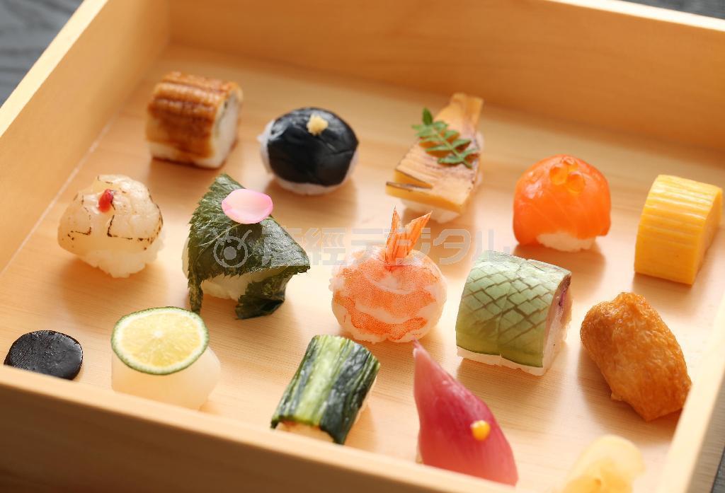 名物「豆すし」は舞妓さんのおちょぼ口でも食べられるようにと一口大のサイズ。手を付けるのがためらわれる美しさ