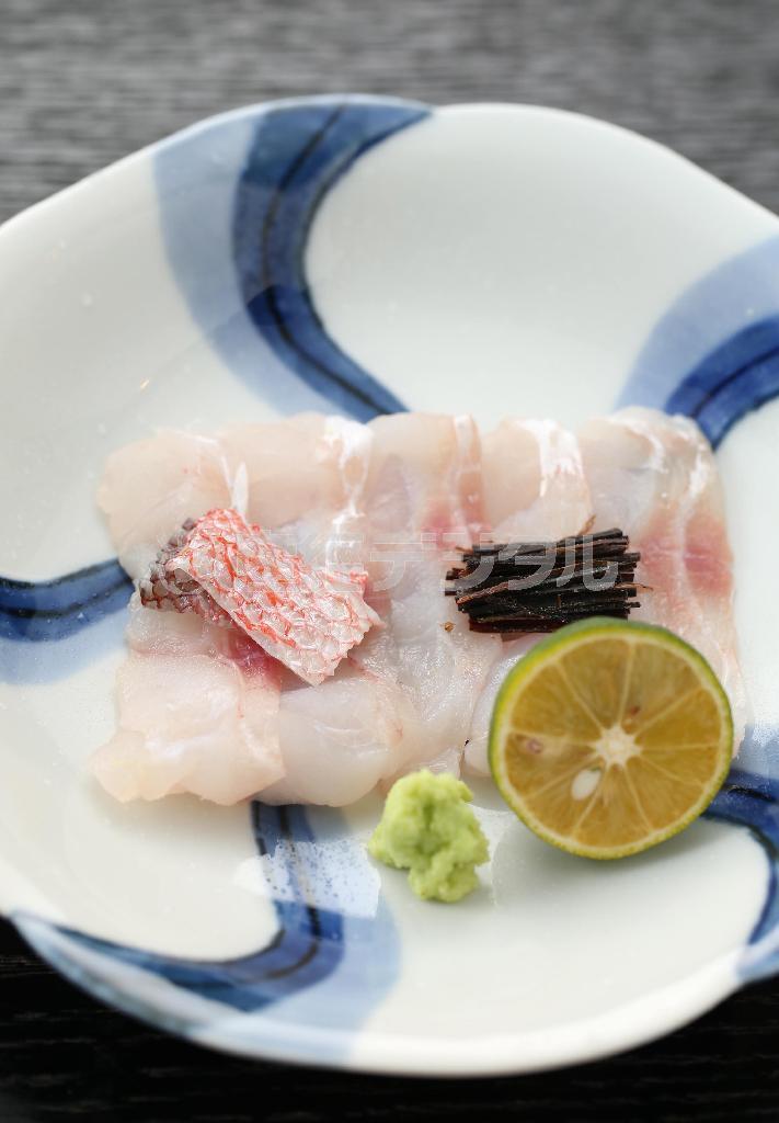 新鮮そのものの「ぐじ（甘鯛）のお造り」。昆布のつくだ煮を巻いて食べるとまた違った味わいが