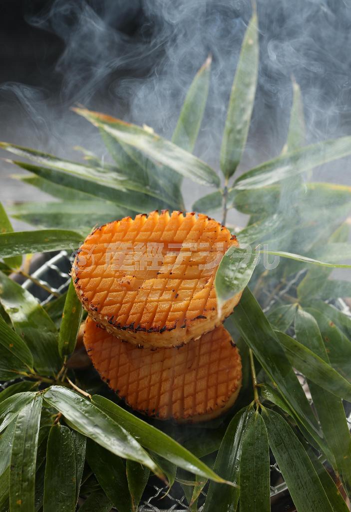 竹の葉で包むように焼いたタケノコ。たっぷりの木の芽といっしょに懐紙に包んで豪快に食べる