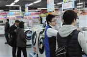 増税を控え、洗濯機や冷蔵庫の売り場が活況だ＝２４日、東京・秋葉原のヨドバシカメラマルチメディアＡｋｉｂａ（黄金崎元撮影）