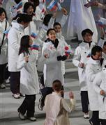 閉会式で日の丸の小旗を手に笑顔で入場する浅田真央（まお）選手（中央）ら日本選手団＝２０１４年２月２３日、ロシア・ソチのフィシュト五輪スタジアム（古厩正樹撮影）