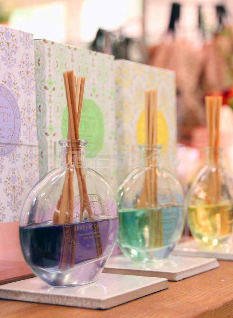 高貴な香りのフラワールームフレグランスがいつもの部屋を特別な空間に変えてくれそう（手前からヴァイオレット、ミモザ、シトラス各３１５０円）