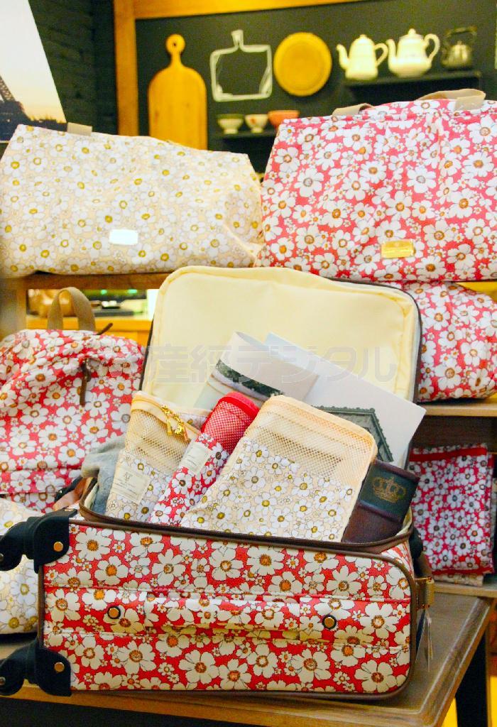 ハッピーな気持ちで旅に出られそう！？（上のボストンバッグ８２９５円、キャリーケース１万５７５０円）