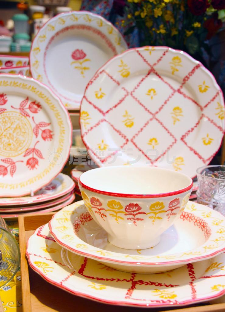 ジェフリー・フルビマーリ氏がアーモンドの花を描いたボタニカルパターン（カフェオレボール９４５円、スーププレート１５７５円、奥のプレート＝左から１２６０円、１８９０円）