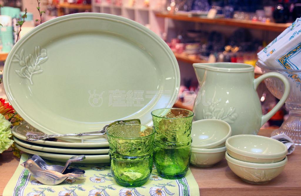 春らしいオリーブカラーのシリーズも登場。ワンポイントにほどこしたオリーブのレリーフがポイント（左からオーバルプレート２３１０円、ディップボウル８４０円、ピッチャー２１００円）