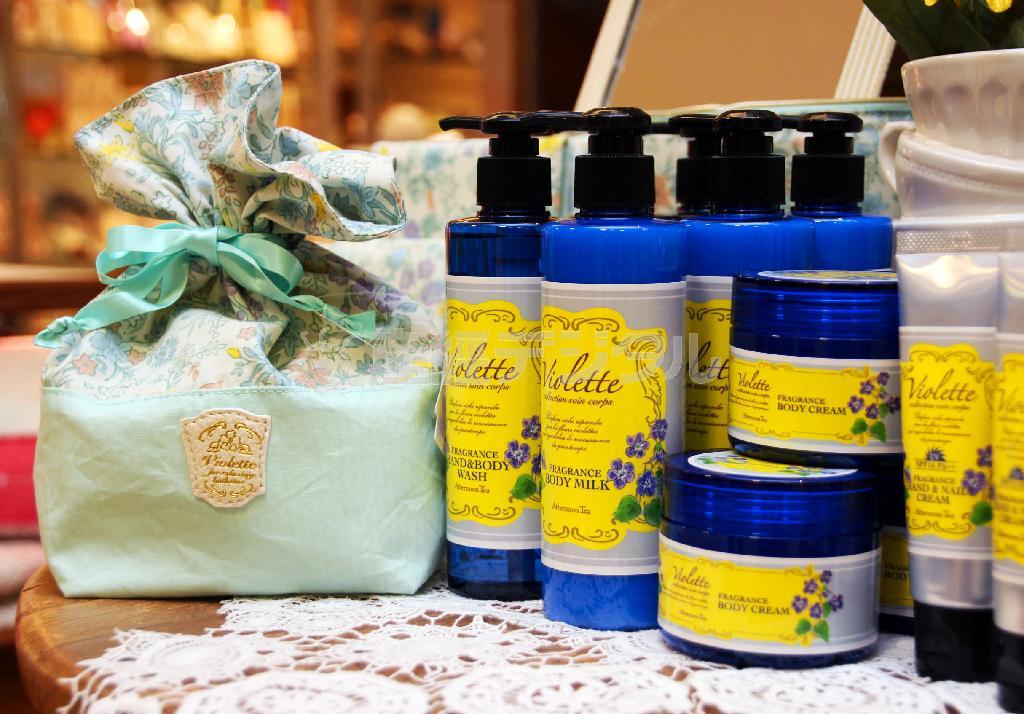 スミレをメーンにしたボタニカルパターンのシリーズ（巾着１６８０円、ボディクリーム・ボディミルク・ボディウォッシュ各１５７５円、ＵＶハンド＆ネイルクリーム１６８０円）