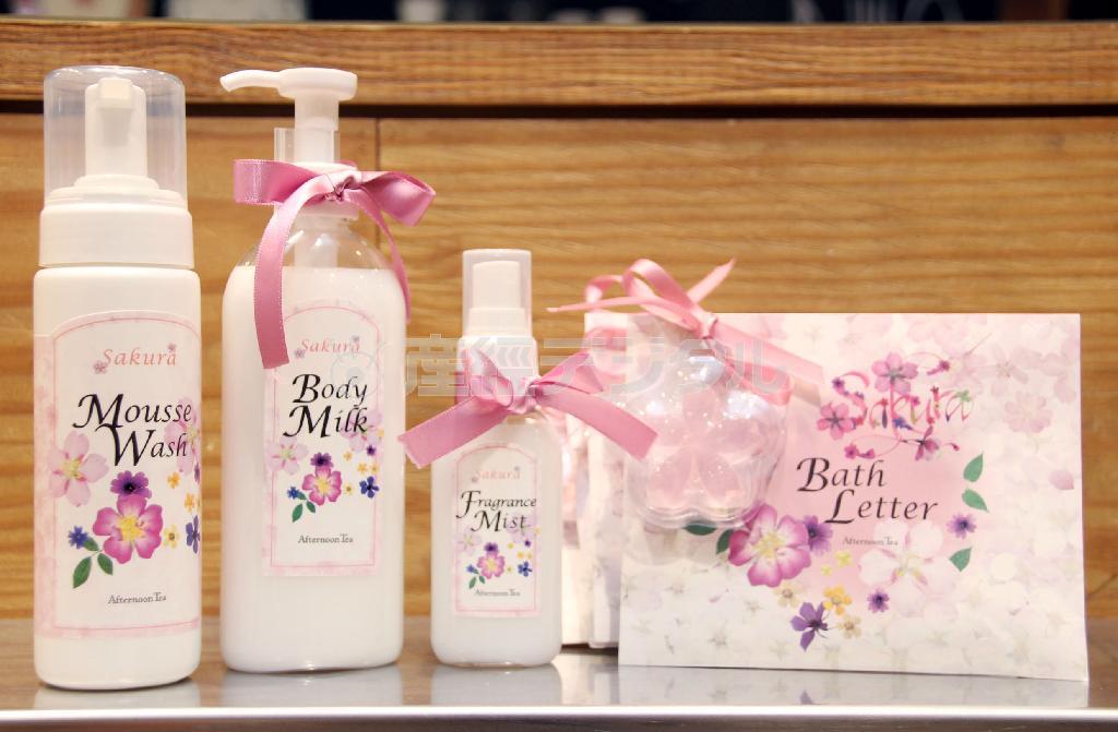 本物の桜を押し花にしたコラージュを使用したシリーズ（左からムースウォッシュ１４７０円、ボディミルク１５７５円、フレグランスミスト９４５円、入浴剤にミニソープを付けたバスレター３９９円）
