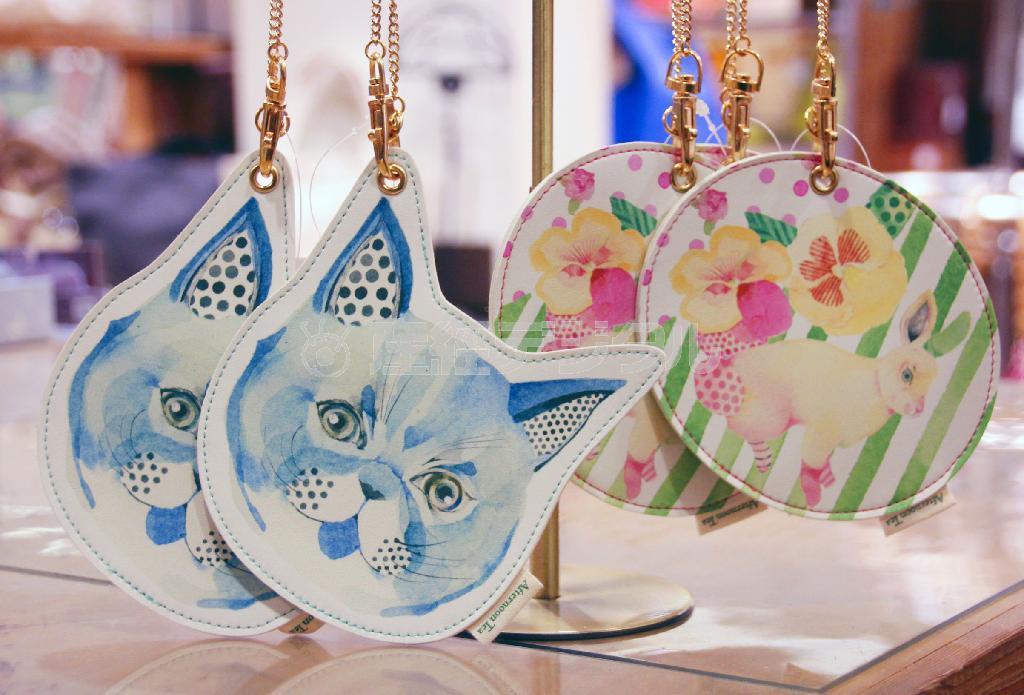 イラストレーターのＣａｔｏ＿Ｆｒｉｅｎｄさんのイラストをあしらったシリーズも人気（パスケース各１６８０円）