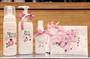 本物の桜を押し花にしたコラージュを使用したシリーズ（左からムースウォッシュ１４７０円、ボディミルク１５７５円、フレグランスミスト９４５円、入浴剤にミニソープを付けたバスレター３９９円）