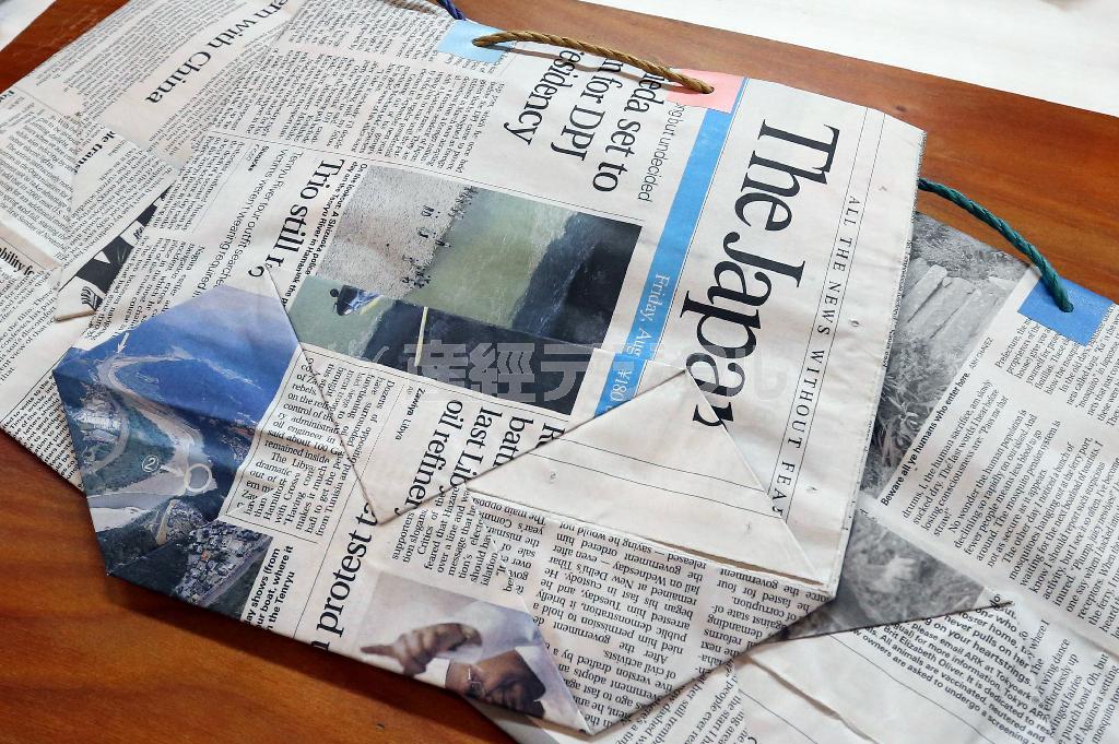 ＮＰＯ法人「ＮＥＷＳＥＤ＿ＰＲＯＪＥＣＴ（ニューズドプロジェクト）」と通所施設「地域作業所＿ｈａｎａ（ハナ）」が出会うきっかけとなった新聞バッグ。古新聞は図書館などから提供されている