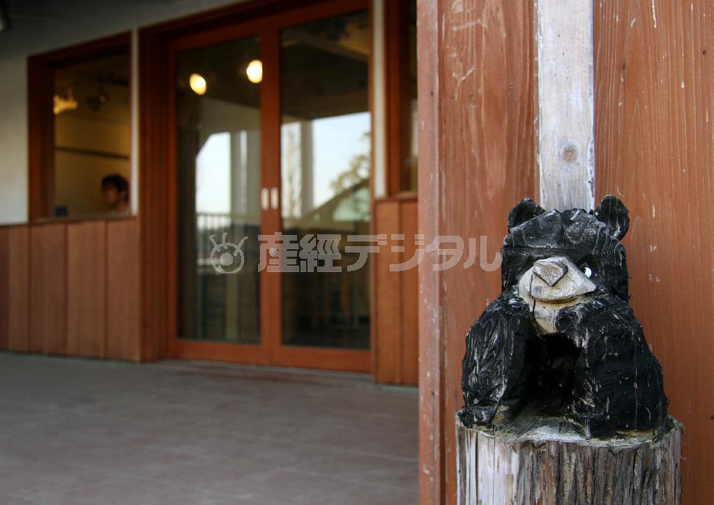 通所施設「地域作業所＿ｈａｎａ（ハナ）」では木彫りのクマさんがお出迎え。１階はカフェとフェアトレードや授産製品を扱う雑貨店、２階が作業所となっている＝２０１４年２月７日、千葉県木更津市（瀧誠四郎撮影）