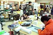 通所施設「地域作業所＿ｈａｎａ（ハナ）」では利用者たちが幾つもの工程に分かれて製作に励む。「こんなに明るく活気に満ちた作業所は初めて」と、作家の天童荒太（てんどう・あらた）さん＝２０１４年２月７日、千葉県木更津市（瀧誠四郎撮影）