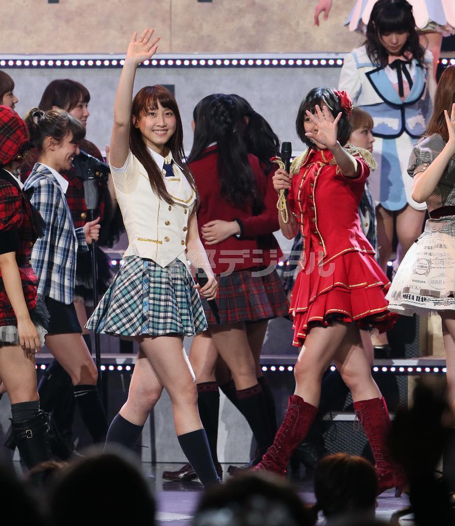 イベントが終わり、ファンに笑顔で手を振る松井玲奈＝２４日午後、東京・青海（撮影・中井誠）