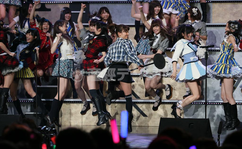 サプライズ人事の連続となった「大組閣祭り」の最後は、卒業を控えた大島優子を中心にみんなで熱唱。グループの未来へ向かってジャンプした＝東京・青海（撮影・中井誠）